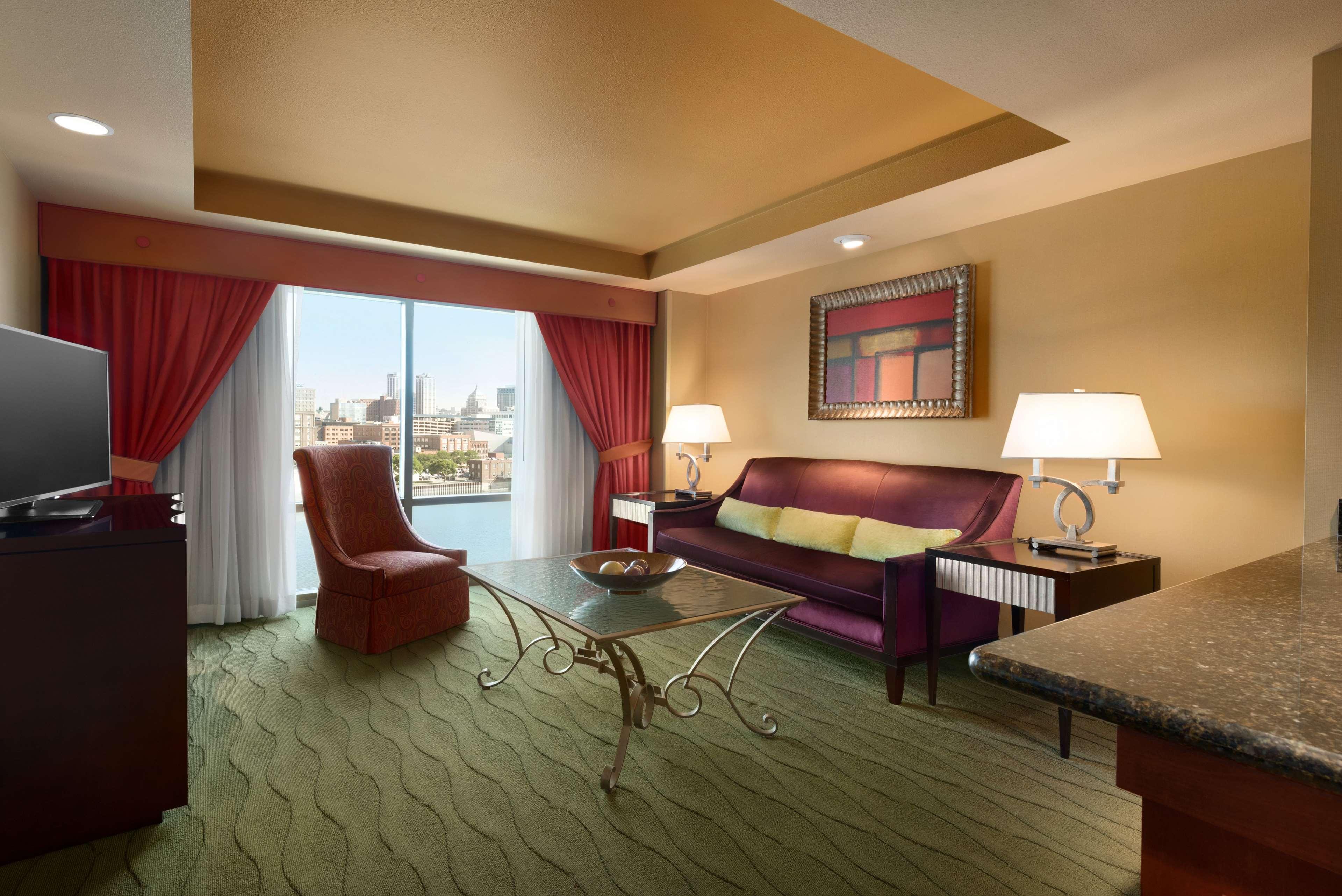 Embassy Suites East Peoria Hotel And Riverfront Conference Center Екстериор снимка