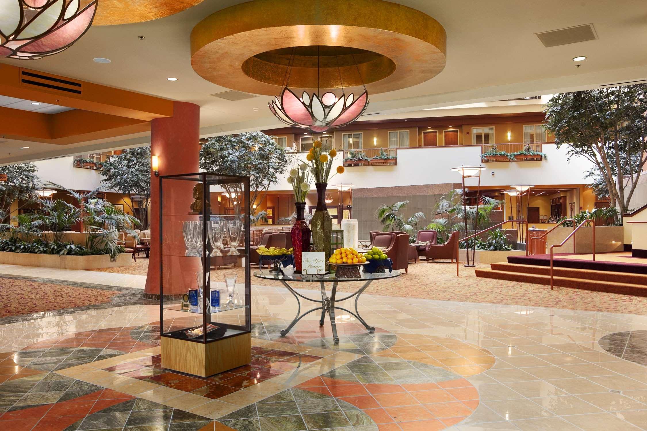 Embassy Suites East Peoria Hotel And Riverfront Conference Center Интериор снимка