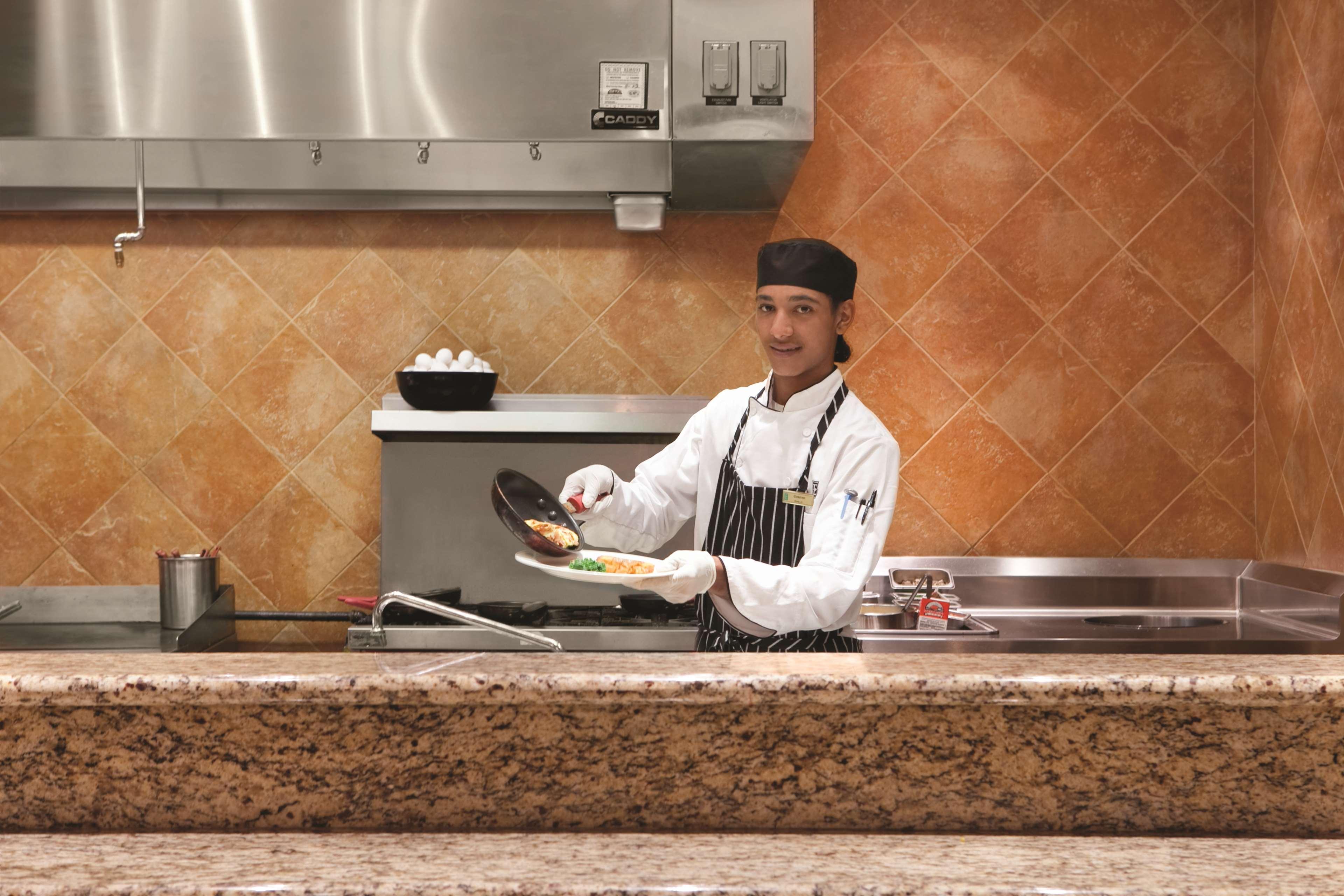 Embassy Suites East Peoria Hotel And Riverfront Conference Center Ресторант снимка